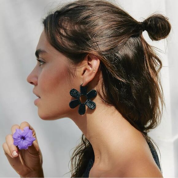 Free People Wendy Woven Flower Hoops Black NWT Bohemian Funky Raffia Earrings - Picture 2 of 9